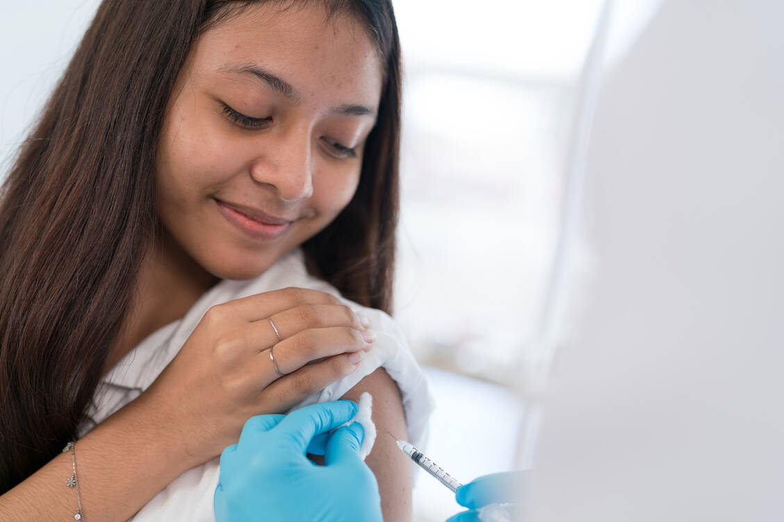 Forschende der US-Gesundheitsbehörde CDC haben in einer prospektiven Studie Effektivitätsdaten zu mRNA-Impfstoffen gegen Covid-19 bei Kindern und Jugendlichen erhoben. / Foto: Getty Images/thianchai sitthikongsak