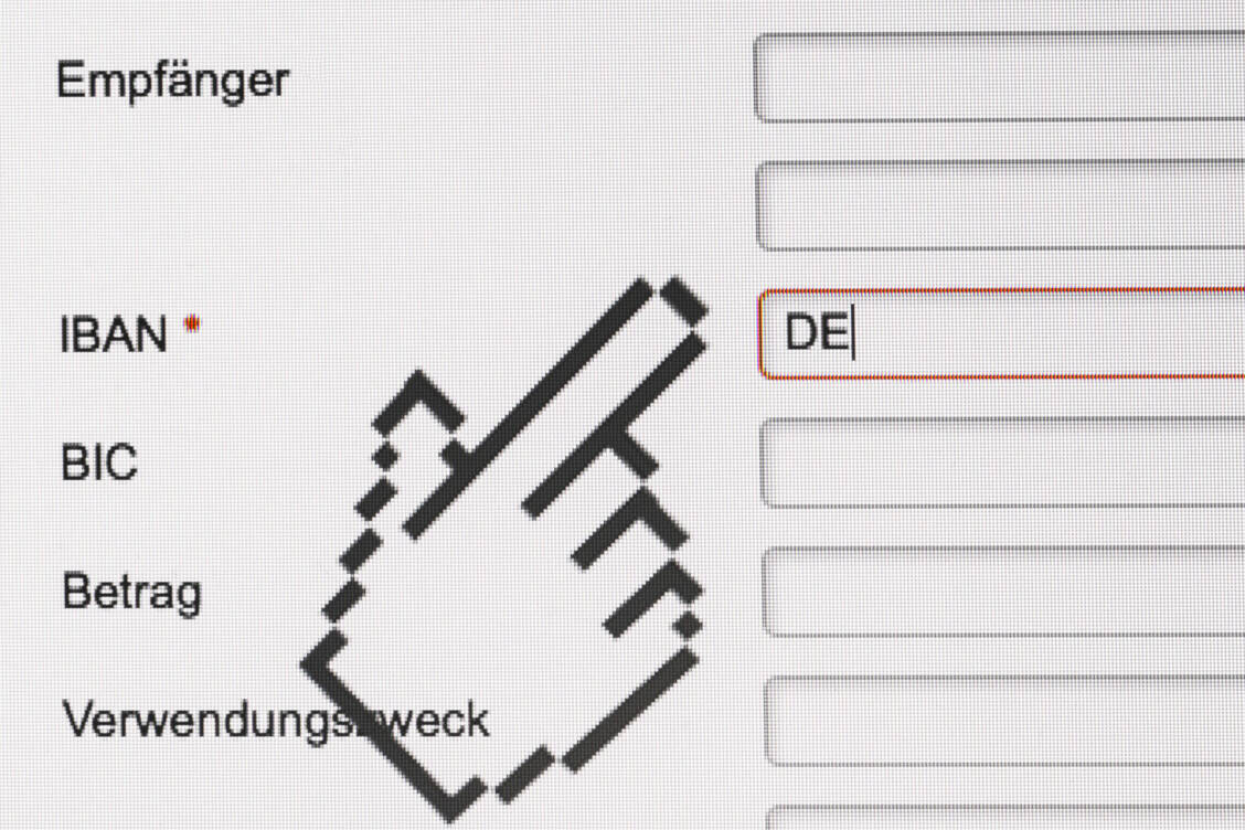 Vorsicht bei Überweisungen: Aktuell scheint es gehäuft Angriffe auf Apotheken-IT-Systeme zu geben, bei denen Rechnungsdaten von Herstellern manipuliert werden. / © Imago/Martin Bäuml Fotodesign