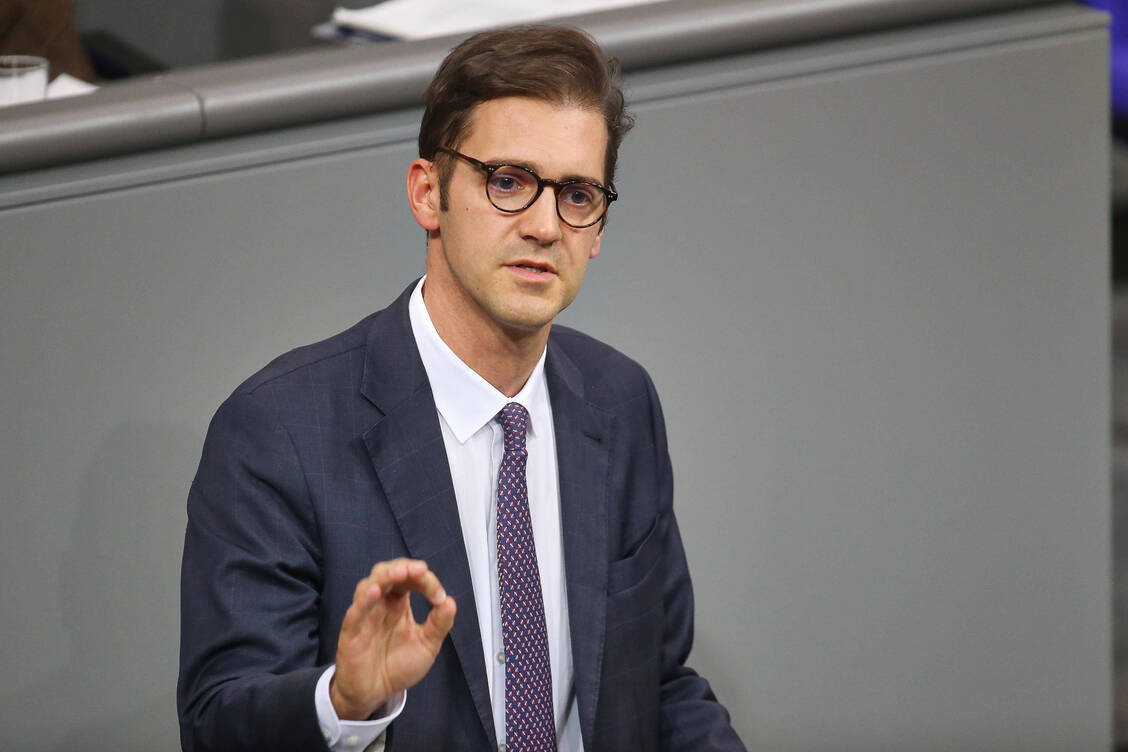 Stephan Pilsinger (CSU) findet die Debatte über das Honorar zu emotional – das Thema sei in der Politik am falschen Ort, gehöre vielmehr in die Selbstverwaltung, wie es das ApoVWG ja auch vorsehe. / © Imago/dts Nachrichtenagentur