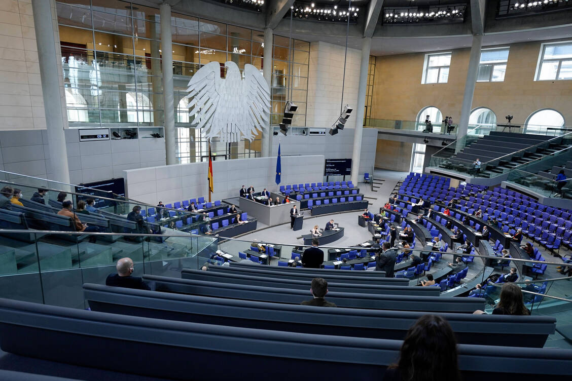 Der Bundestag hat am heutigen Donnerstag das DVPMG beschlossen und somit auch mehrere wichtige mit dem E-Rezept verbundene Regelungen. / Foto: imago images/Political-Moments