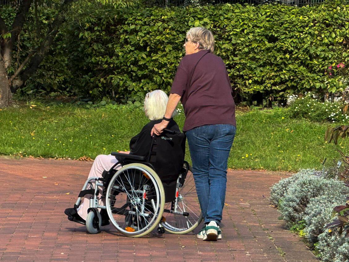 Die Verbände und Krankenkassen begrüßen die Pflegereform.  / © Imago/Breuel-Bild