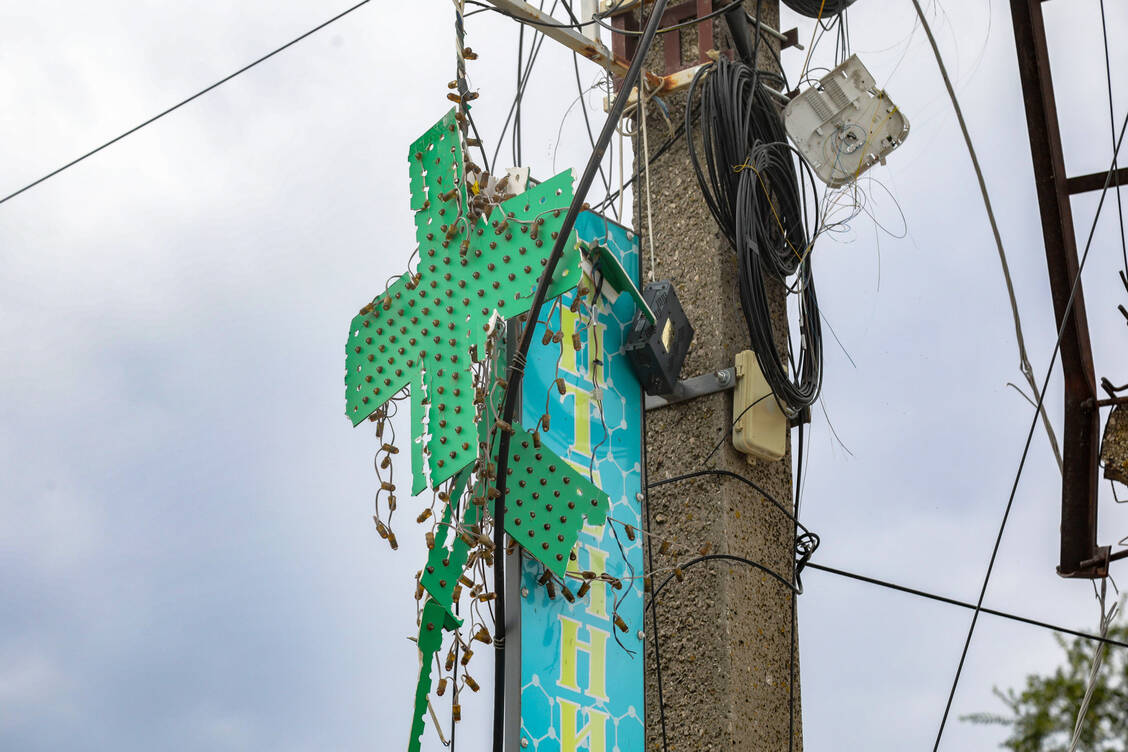 Ein zerstörtes Apothekenschild in der Ukraine.  / © Imago/Ukrinform