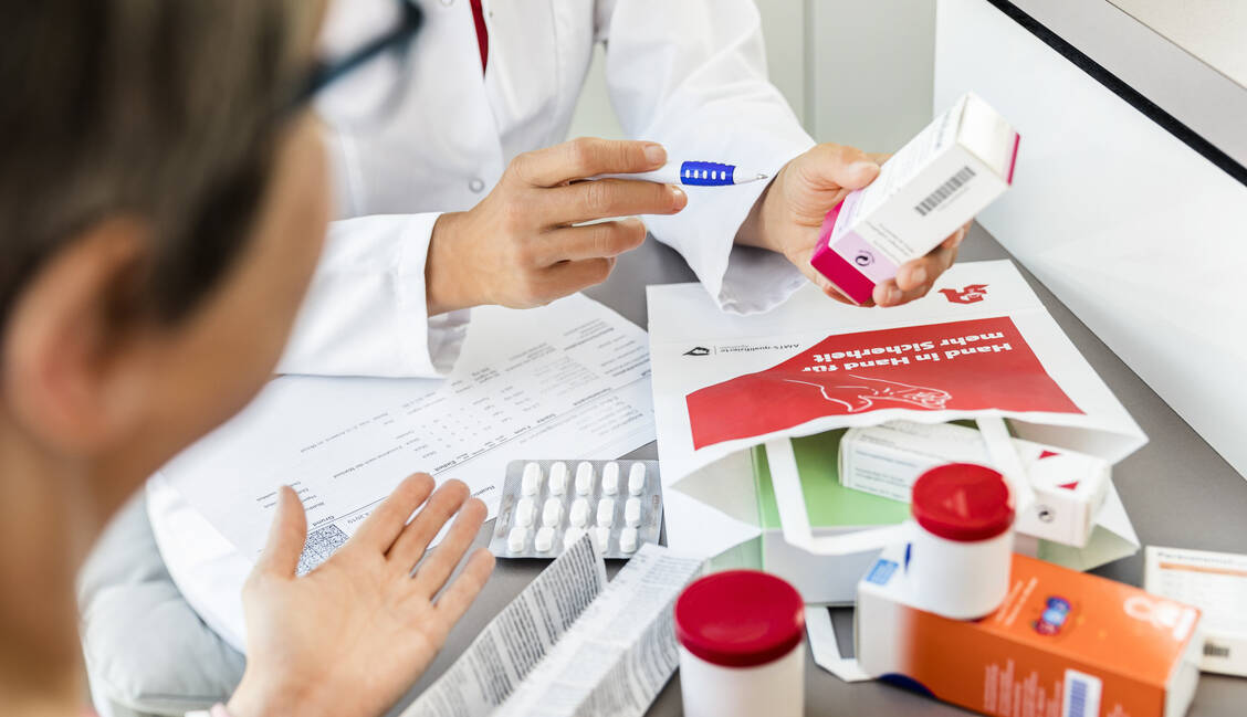 In 32 Prozent der deutschen Apotheken gibt es laut einer ABDA-Umfrage bereits die Medikationsberatung zur Polypharmazie. / Foto: ABDA