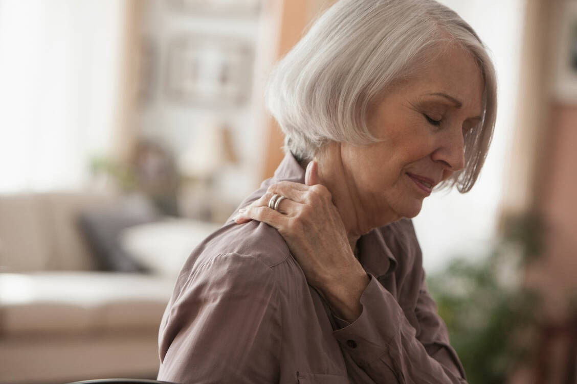 Bei Menschen über 50 Jahren ist Polymyalgia rheumatica die zweithäufigste entzündlich-rheumatische Erkrankung. Frauen sind häufiger betroffen als Männer.  / Foto: Getty Images/Jose Luis Pelaez Inc
