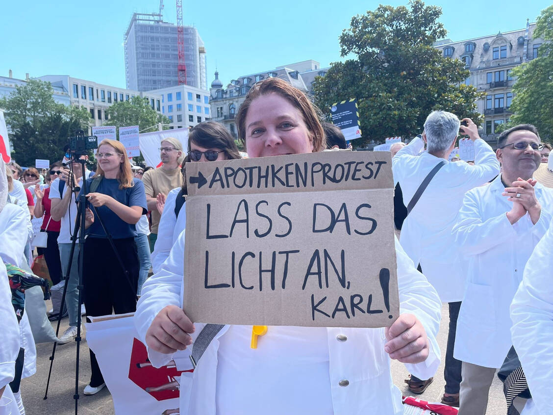 Die zahlreichen Demonstranten legten sich ins Zeug,  damit nicht weiterhin eine Apotheke nach der anderen für immer das Licht ausmacht. / Foto: PZ/Isabel Weinert