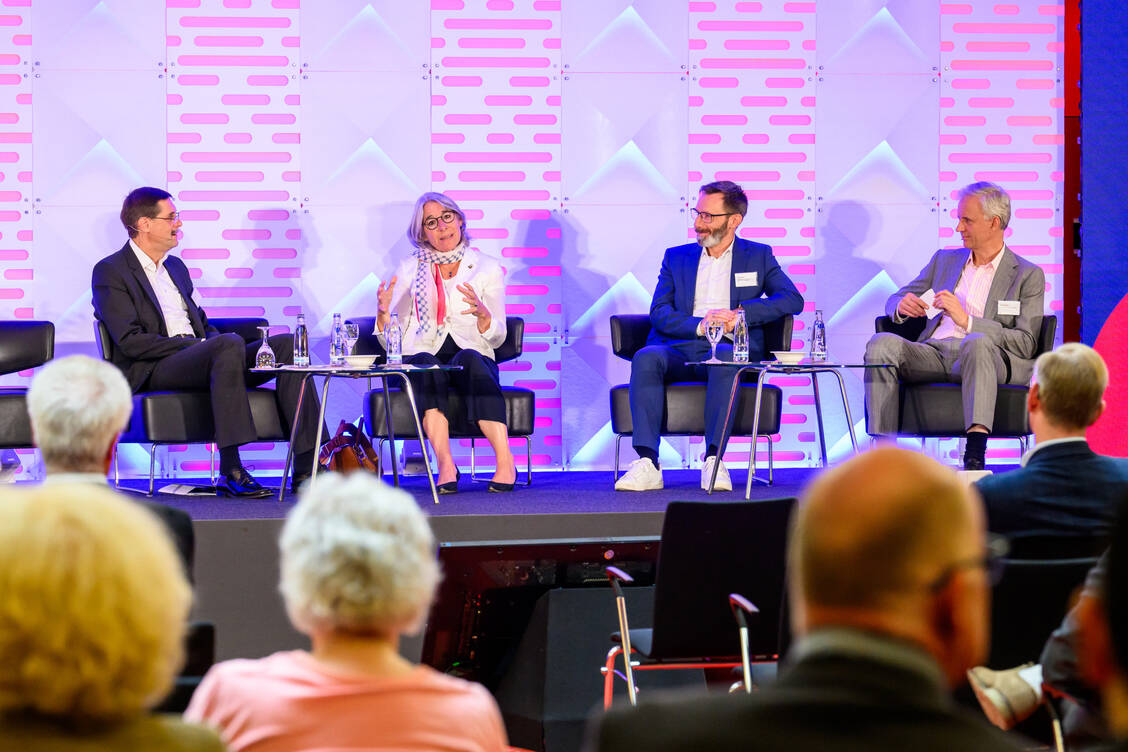 Diskutierten auf dem Podium auf Einladung des BAH (von links): Elmar Kroth, BAH-Geschäftsführer Wissenschaft, ABDA-Präsidentin Gabriele Regina Overwiening, Tobias Mück von Sanofi und BMG-Abteilungsleiter Thomas Müller. / Foto: Svea Pietschmann/BAH