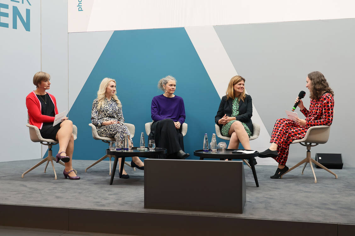 Die PZ-Redakteurinnen Daniela Hüttemann (links) und Laura Rudolph rahmten bei einem Podiumsgespräch auf der Expopharm Expertinnen zum Thema Wechseljahre ein und stellten auch zur Beratung in der Apotheke viele Fragen. / © PZ/Alois Müller