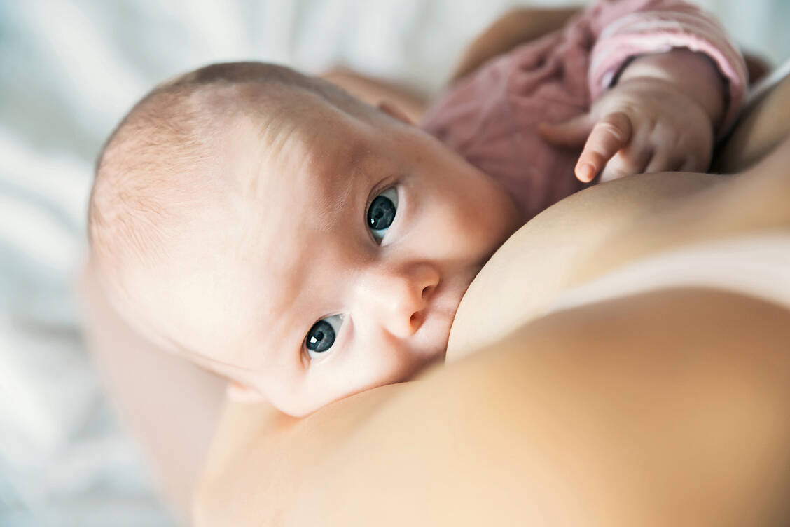 Die Indikationserweiterung von Interferon-β-Präparaten bezieht sich neben der Schwangerschaft auch auf die Stillzeit. / Foto: iStock/Natalia Deriabina