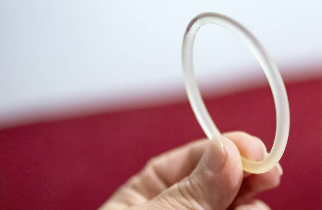 Nur wenn der Vaginalring intakt ist, darf er eingesetzt werden. / Foto: Adobe Stock/manola72