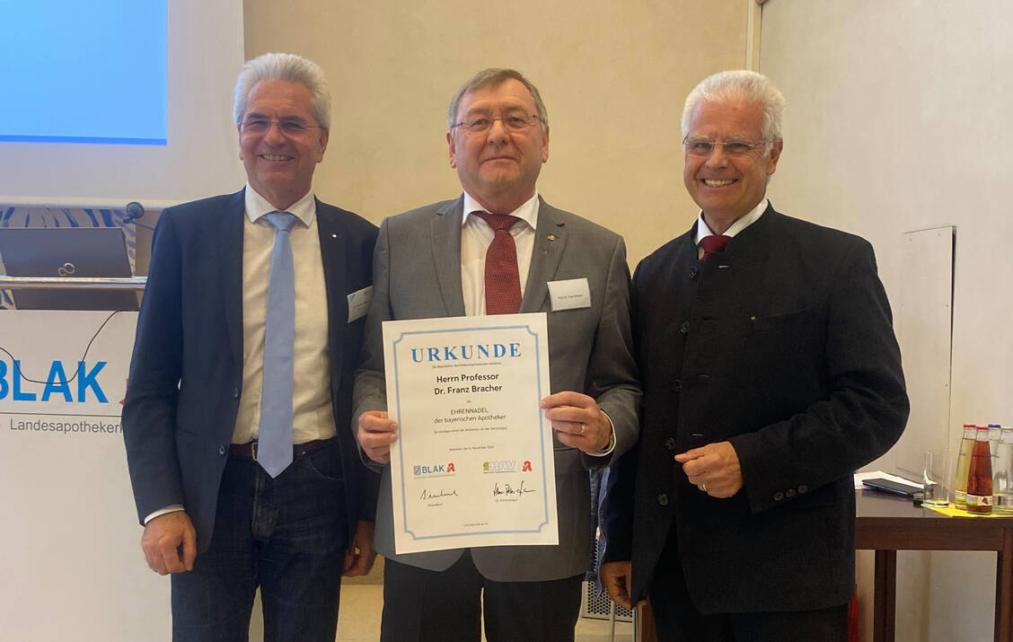 Thomas Benkert (rechts) und Dr. Hans-Peter Hubmann (links) zeichneten Dr. Franz Bracher, emeritierter Professor für Pharmazeutische Chemie an der LMU München, mit dem Ehrenzeichen der Bayerischen Apotheker aus. / © BLAK