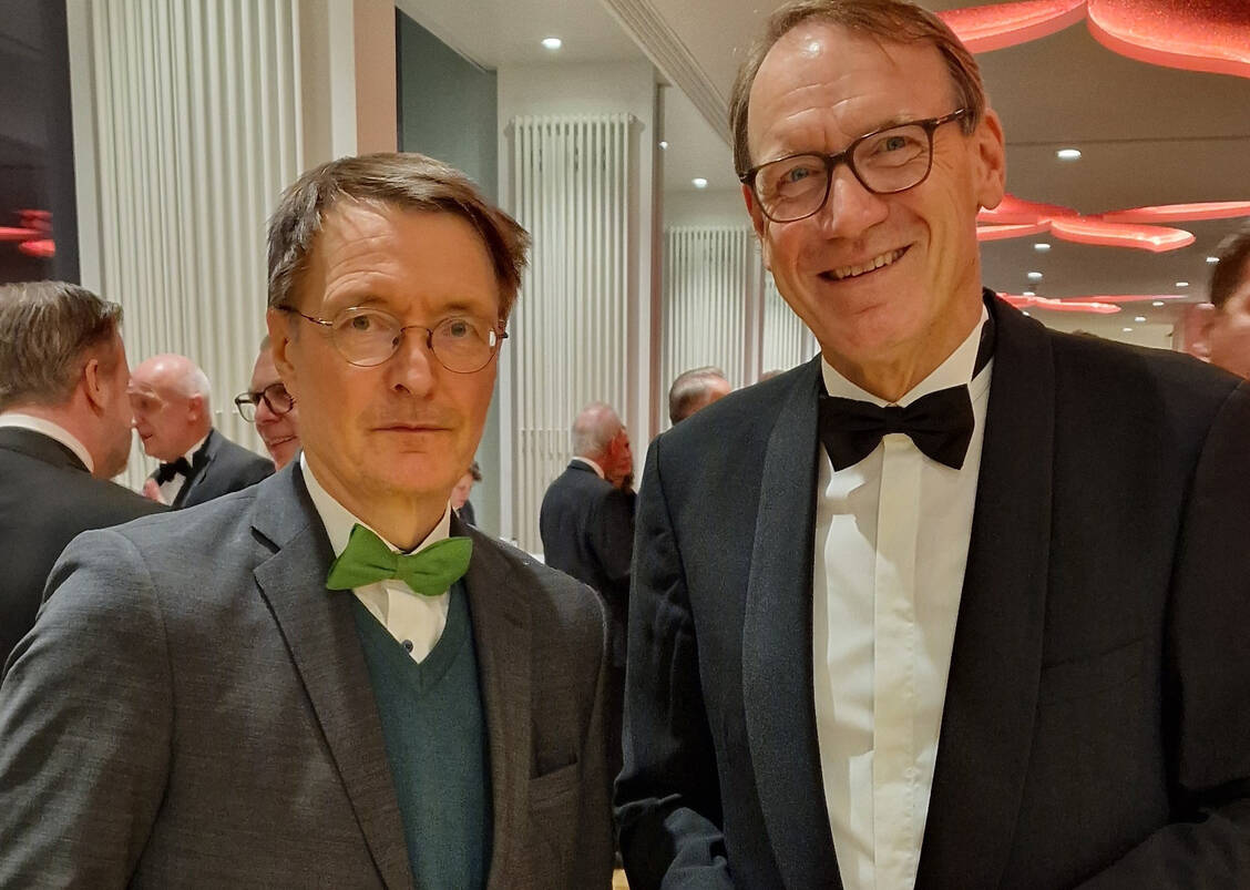Treffen auf dem Neujahrsempfang IHK Köln: Thomas Preis, Vorsitzender des Apothekerverbands Nordrhein (AVNR) nutze die Gelegenheit zum Austausch mit dem noch amtierenden Bundesgesundheitsminister Karl Lauterbach (SPD). / © AVNR