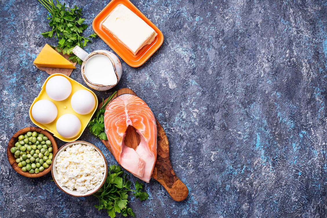 Abbildung 6: Angenommen wird, dass circa 2 bis 4 µg Vitamin D über die Ernährung zugeführt werden und der restliche Vitamin-D-Bedarf durch den regelmäßigen Aufenthalt im Freien insbesondere in den sonnenreichen Monaten des Jahres gedeckt werden kann. / Foto: Adobe Stock/Yulia Furman