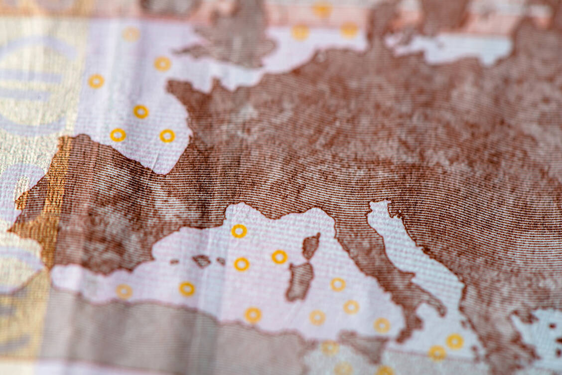 Frisches Geld für die EU: Die EU-Kommission finanziert mit weiteren 128 Millionen Euro internationale Forscherteams, die an Covid-19-Behandlungen sowie an SARS-CoV-2-Impfstoffen arbeiten. / Foto: GettyImages/Kajdi Szabolcs