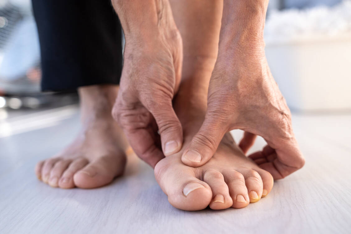 Das potenzielle neue Schmerzmittel Suzetrigin wurde unter anderem nach der operativen Korrektur eines Hallux valgus getestet. / Foto: Getty Images/Dmitrii Marchenko