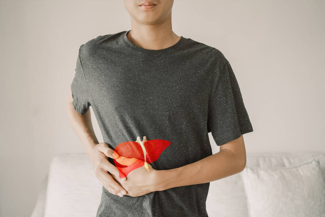 Schmerzen im rechten Oberbauch können auf Probleme mit der Leber hindeuten. Weitere Anzeichen sind Erschöpfung, Appetitlosigkeit, Gelbsucht und dunkler Urin. / © Getty Images/SewcreamStudio