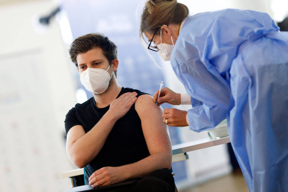 Ab sofort kann sich jeder unabhängig von Vorerkrankungen und Alter gegen das Coronavirus impfen lassen. Allerdings sind Covid-19-Vakzine immer noch ein knappes Gut.  / Foto: Imago Images/Future Image