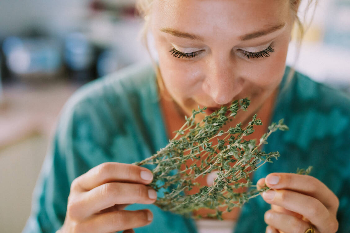 Den Geruchssinn einzubüßen schränkt die Lebensqualität empfindlich ein. / Foto: Getty Images/DianaHirsch
