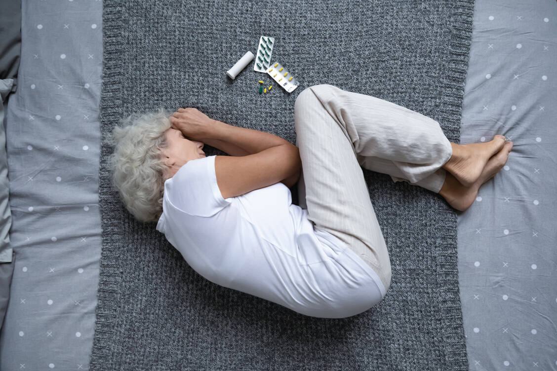 Liegt eine Polymedikation vor, sollten Arzt und Apothekerin auch die seelische Gesundheit der Betroffenen im Blick behalten. / Foto: Adobe Stock/fizkes