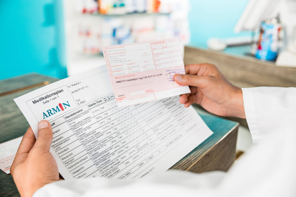 Eine wichtige Informationsquelle für die Medikationsanamnese und das Gespräch mit dem Patienten ist der Medikationsplan – sofern er aktuell ist. / Foto: ABDA