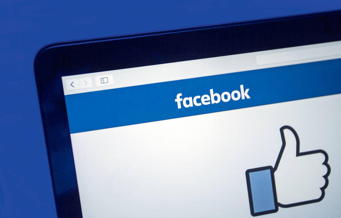 Facebook zeigt nach Instagram und Pinterest nun auch Inhalte von Impfgegnern seltener an. Bisher gilt das nur für englische, spanische und französische Inhalte, die Maßnahme soll aber auf weitere Sprachen ausgedehnt werden.  / Foto: imago/Eibner Europa