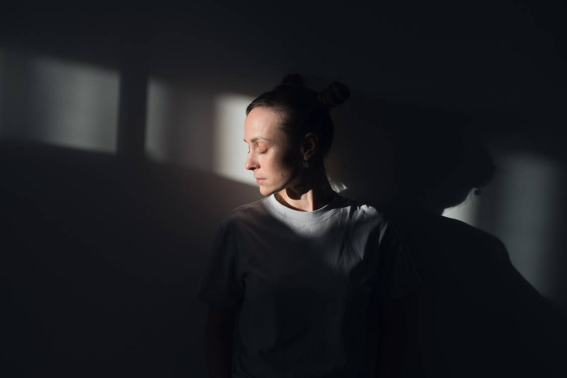 Patienten mit Depression sollten immer multiprofessionell und mit einem multimodalen Konzept betreut werden. / Foto: Getty Images/Aleksandr Zubkov
