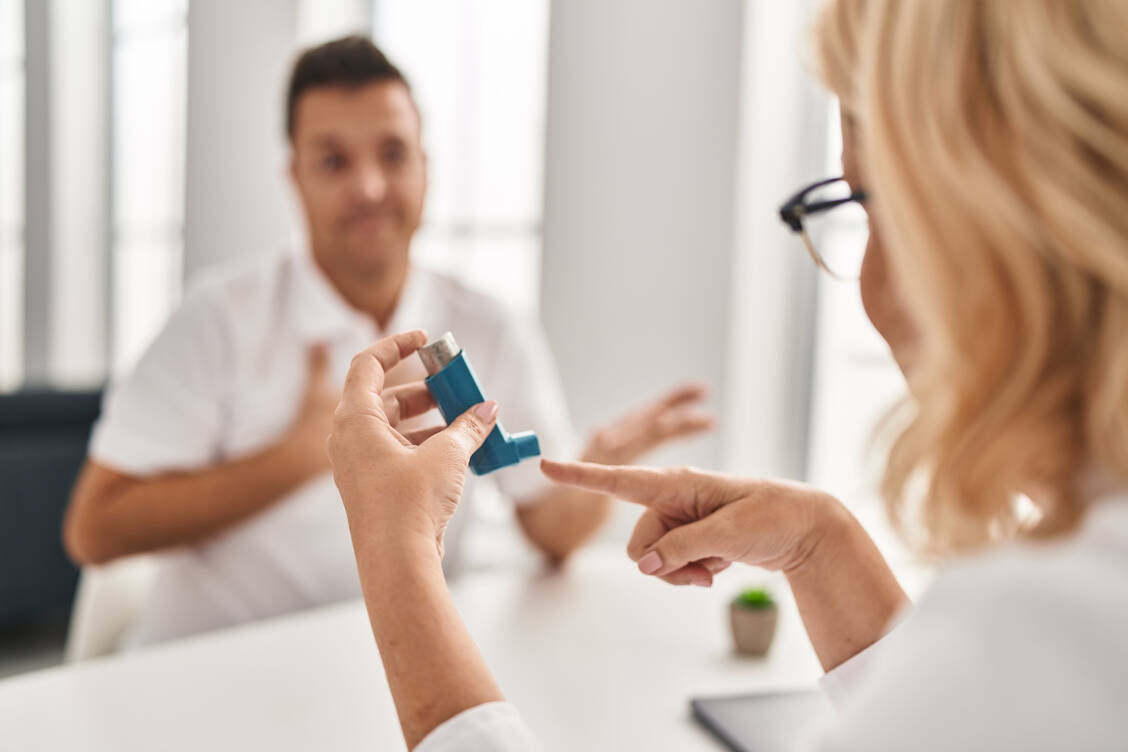 Mehr als 8.100 Patientinnen und Patienten ließen sich im dritten Quartal in einer Apotheke die richtige Inhalationstechnik erklären. / Foto: Adobe Stock/ Krakenimages.com