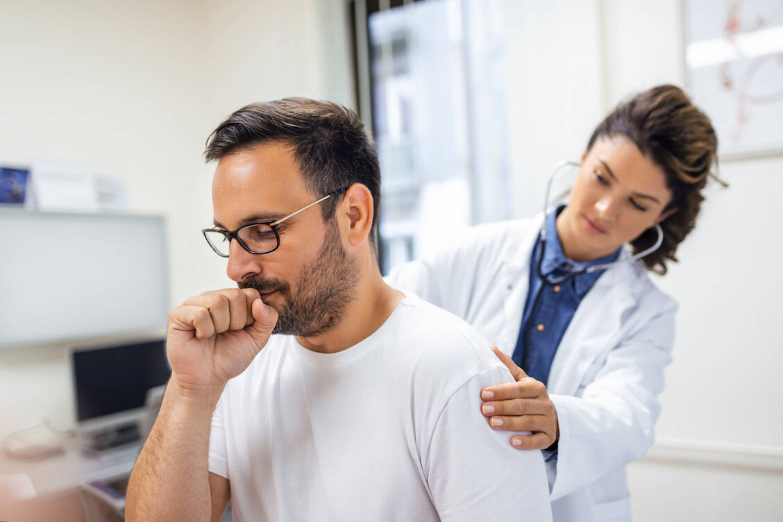Wird ein Reizhusten unter der Einnahme von Codein nach zwei Wochen nicht besser, muss eine weitere diagnostische Abklärung erfolgen. / Foto: Getty Images/stefanamer