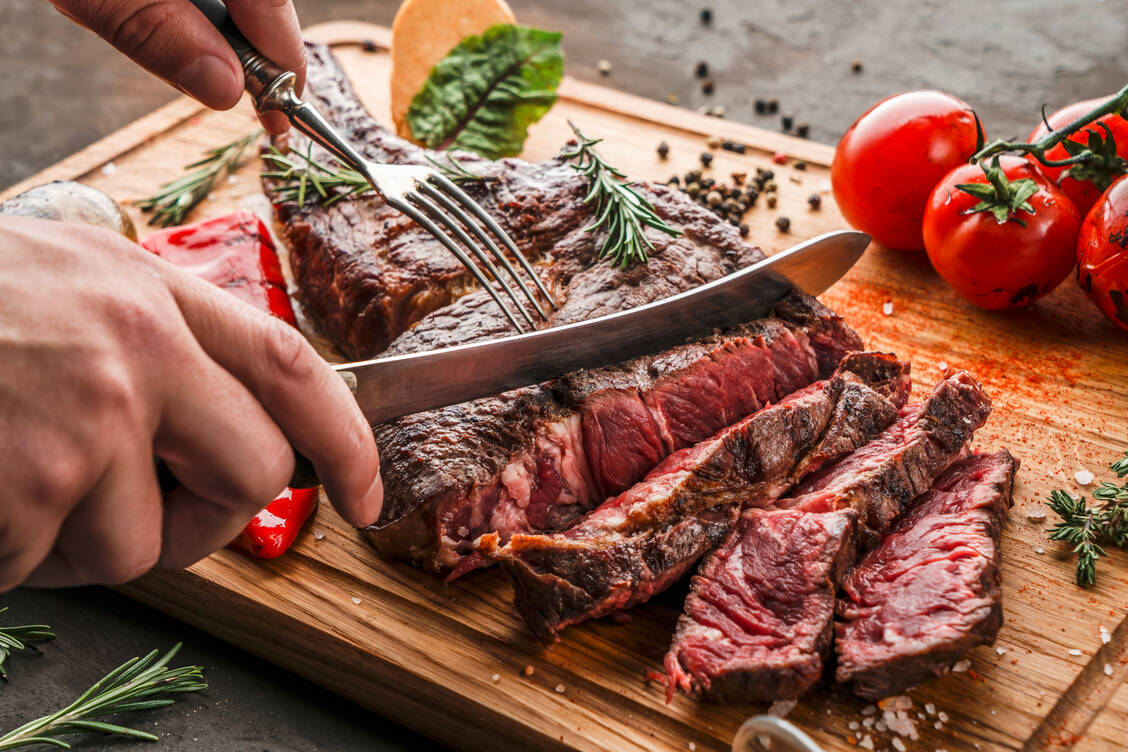 An die 110.000 US-Amerikaner müssen rotes Fleisch meiden, da sie allergisch auf das enthaltene Zuckermolekül Galactose-α-1,3-Galactose reagieren. / Foto: AdobeStock/Jukov studio
