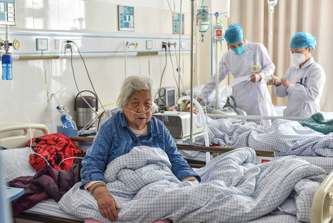 Vor allem ältere Menschen erkrankten in China nach dem Ende der Null-Covid-Politik vermehrt an Covid-19 und mussten im Krankenhaus behandelt werden. / Foto: Imago Images/Zuma Wire