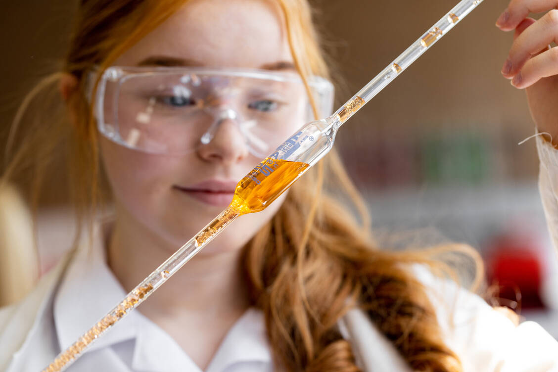 Der Tag der Pharmazie an der Universität Jena soll Schüler aus Thüringen dazu motivieren, später Pharmazie zu studieren (Symbolbild). / Foto: Getty Images/SolStock