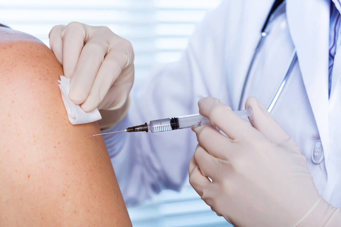 Kombi-Impfstoffe gegen Covid-19 und Grippe konnten in einer klinischen Studie robuste Immunantworten hervorrufen. Das melden die Herstellerunternehmen Biontech und Pfizer. / Foto: Adobe Stock/Alessandro Guerriero