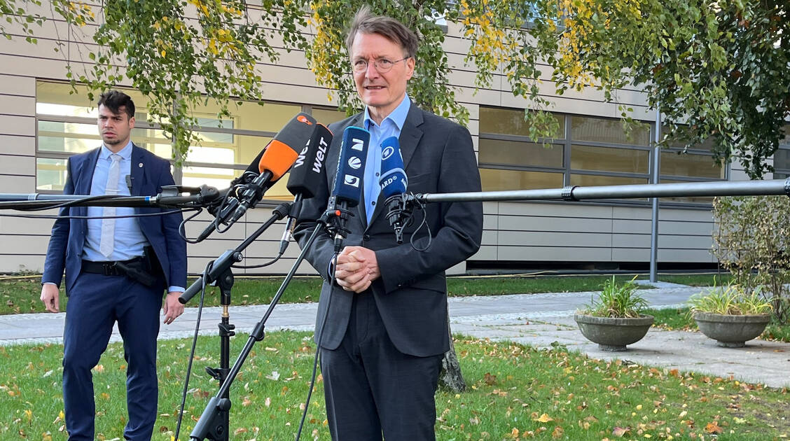 Bundesgesundheitsminister Karl Lauterbach (SPD) hat sich heute im Bundeswehr-Krankenhaus in Berlin gegen COVID-19 und Grippe impfen lassen. / © PZ