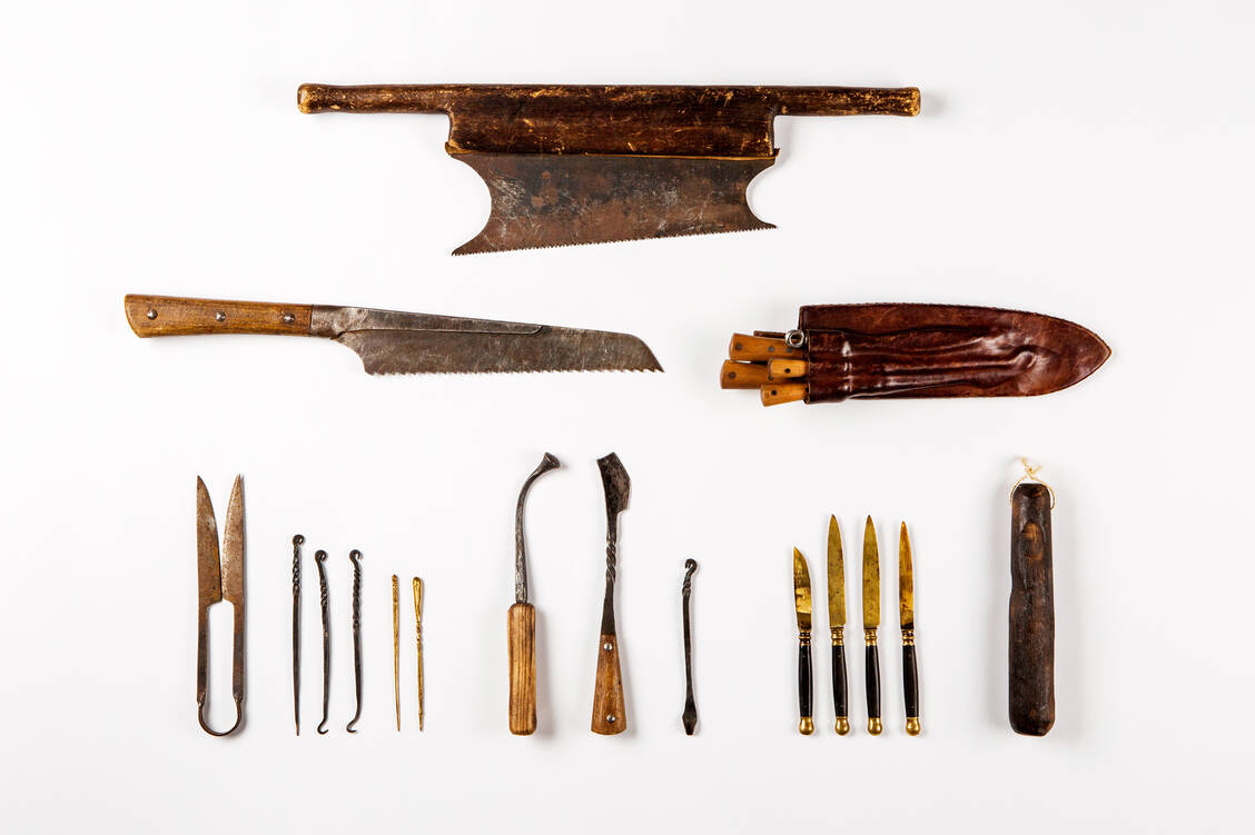 Mittelalterliche medizinische Instrumente (Repliken), wie sie in der Verfilmung des Romans »Der Medicus« zu sehen waren.  / Foto: Leihgeber: Stefan Heyde, Foto: Historisches Museum der Pfalz, Carolin Breckle