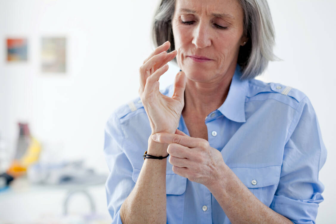 Wer Gelenkschmerzen und Morgensteifigkeit bemerkt, sollte so schnell wie möglich zum Rheumatologen. / Foto: Shutterstock/ImagePointFr