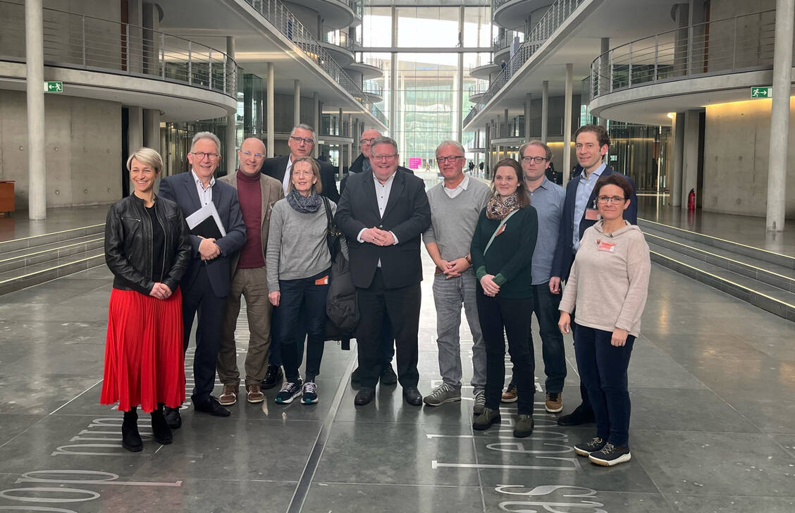 Die Delegation traf sich im Paul-Löbe-Haus mit Abgeordneten der CDU (v.l.n.r.): Nadine Schön, Erwin Rüddel, Peter Schreiber, Carsten Wohlfeil, Petra Engel-Djabarian, Thomas Hanhart, Markus Uhl, Andreas Hott, Susanne Koch, Stefan Behrens, Jan-Niklas Francke, Anna Maria Grimm / Foto: Apothekerverband
Rheinland-Pfalz