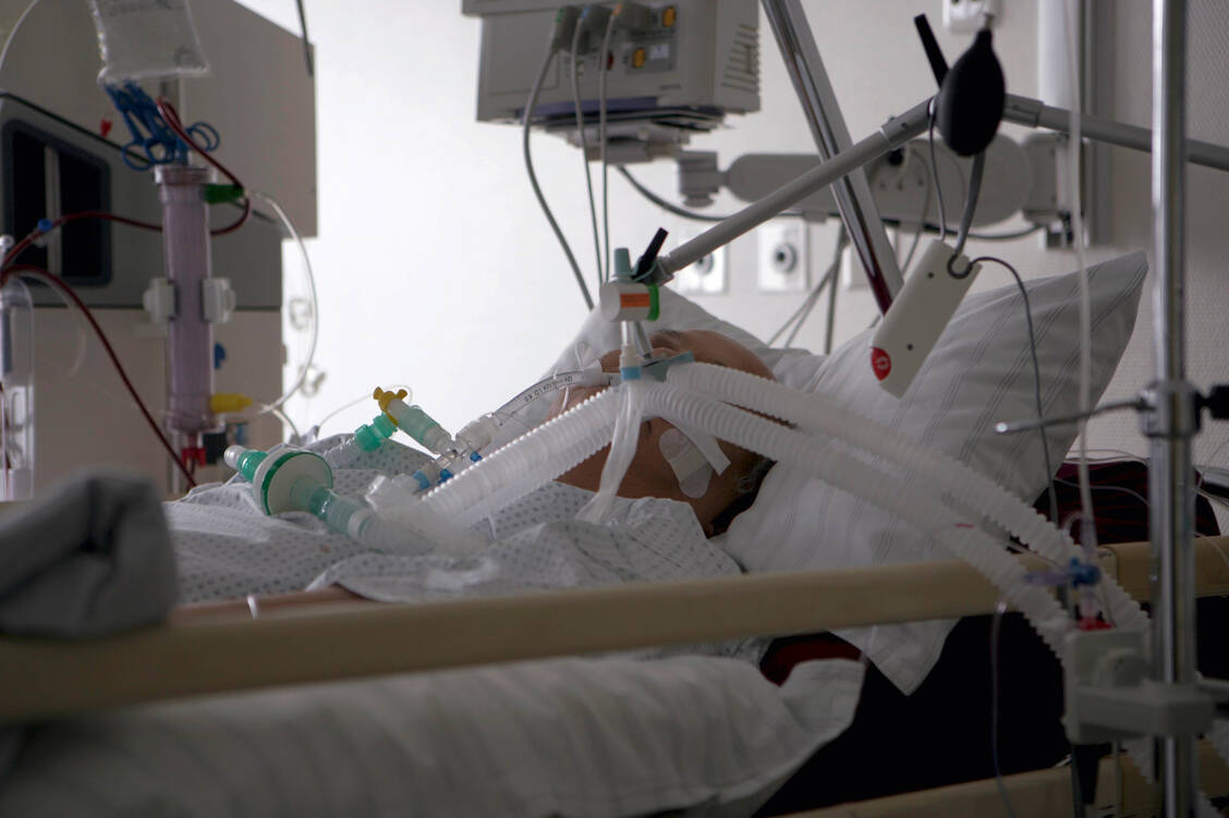 Ein relativ kleiner Teil der an Covid-19 erkrankten Patienten überlebt die Krankheit nicht. Zuverlässige Zahlen zu erhalten, ist nach wie vor sehr schwierig. / Foto: Imago/Olaf Döring