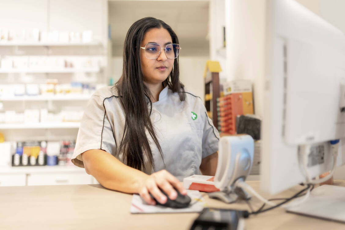Mit der Abrechnungssoftware der Firma Scanacs können Apotheken E-Rezepte wöchentlich oder monatlich direkt mit gesetzlichen Krankenkassen abrechnen. / © Imago/imagebroker