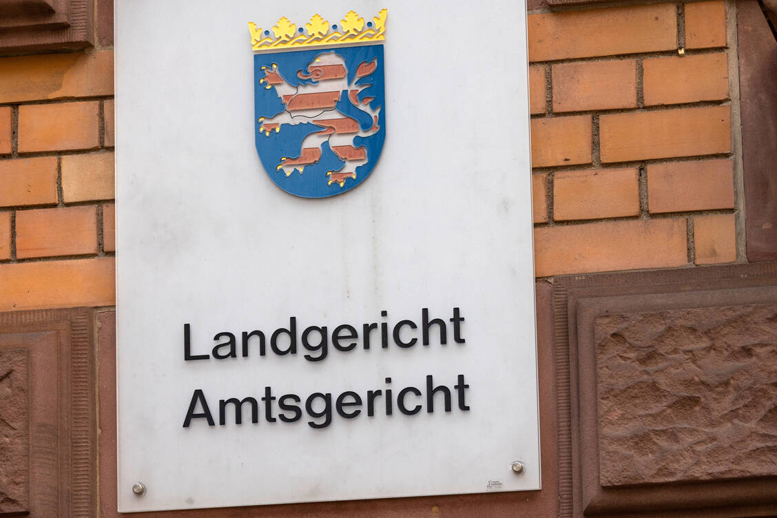 Die Preisersparnis-Werbung lenke von einer sachlichen Prüfung ab, ob die Einnahme des Arzneimittels erforderlich sei, argumentierte das Landgericht Frankfurt. Mit solchen Streichpreisen für OTC zu werben, verstoße gegen die berufliche Sorgfalt einer Apotheke. / © Imago/Dirk Sattler