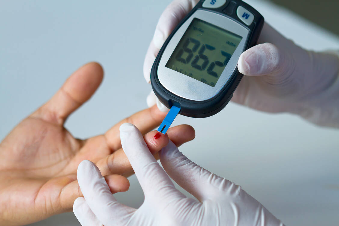 Bei Diabetikern soll der Langzeit-Blutzuckerwert HbA<sub>1c</sub> darüber entscheiden, welcher Impfgruppe sie zugeteilt werden. Schlecht eingestellte Patienten kommen in Gruppe 3, alle anderen Diabetiker in Gruppe 4. / Foto: Getty Images/pittawut