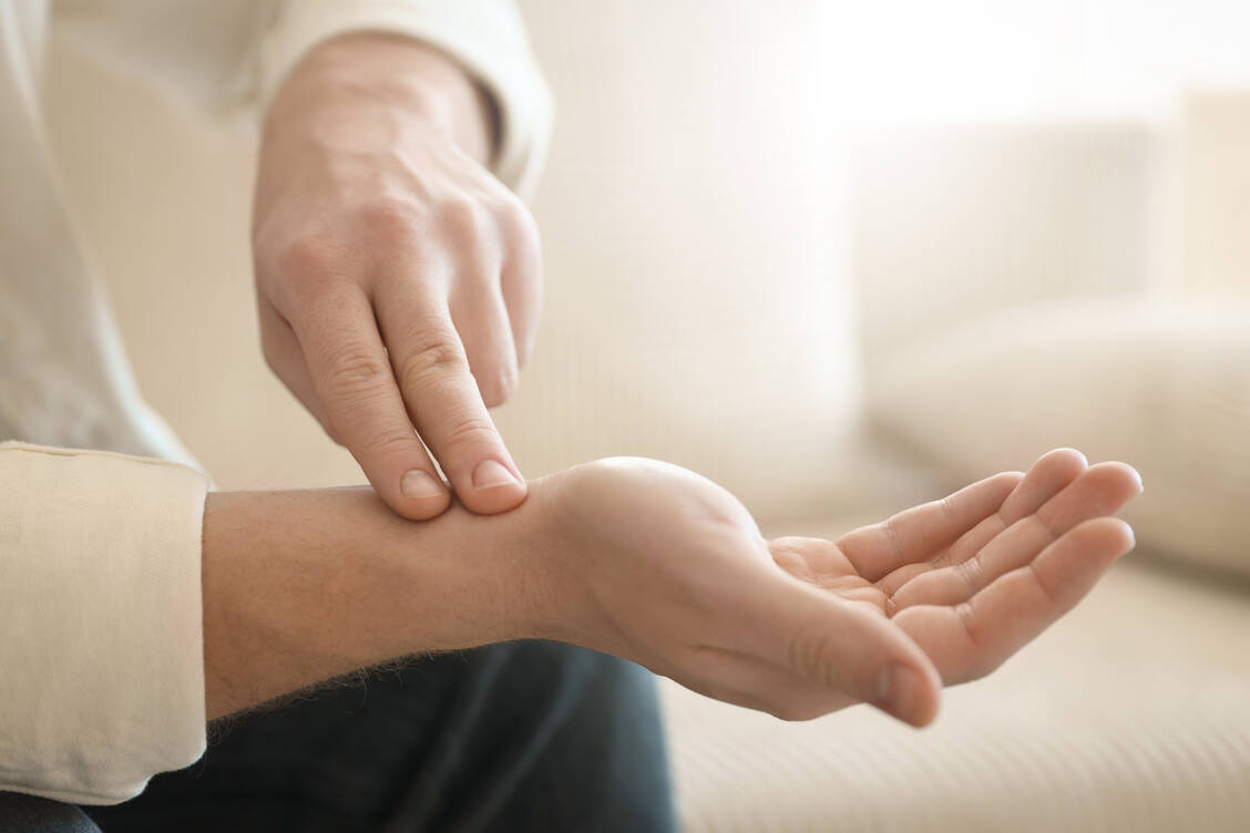 Immer mal den eigenen Puls messen kann Aufschluss über die eigene Gesundheit geben. / © Adobe Stock/New Africa