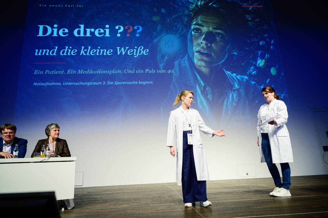 Kreative Einlagen, etwa schauspielerische Elemente, machten die Vorträge des Science Slam sehr unterhaltsam. / © Avoxa/Matthias Merz