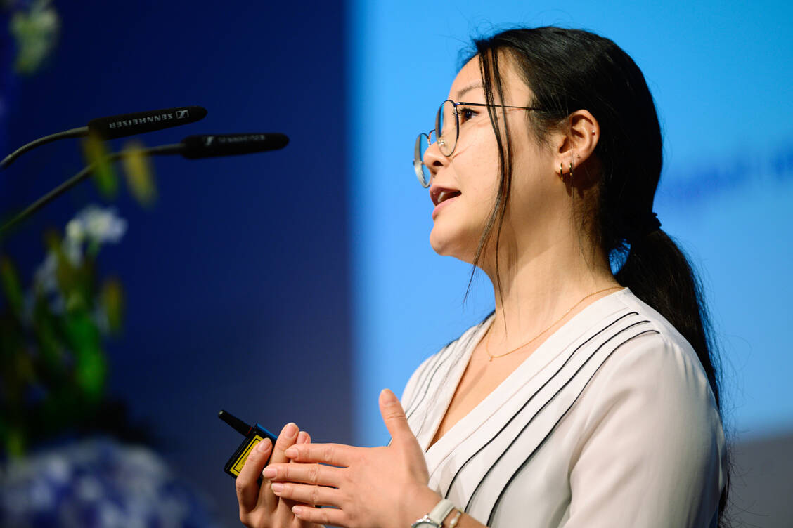 Melissa Ong wurde beim ADKA-Kongress für ihre Diplomarbeit zu Lieferengpässen ausgezeichnet. / © Avoxa/Matthias Merz