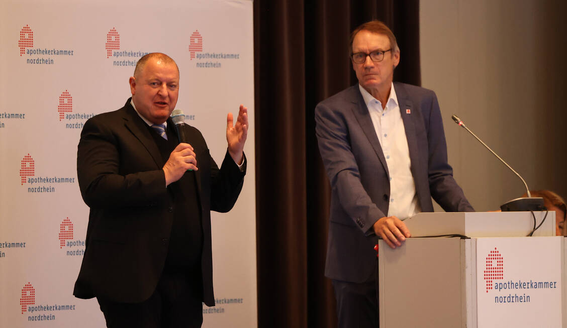 AKNR-Präsident Armin Hoffmann und der Vorsitzende des AVNR, Thomas Preis, freuen sich über Qualität und Quantität der Auftaktveranstaltung zum ApoVWG. (Archivbild) / © AKNR/Kroemer
