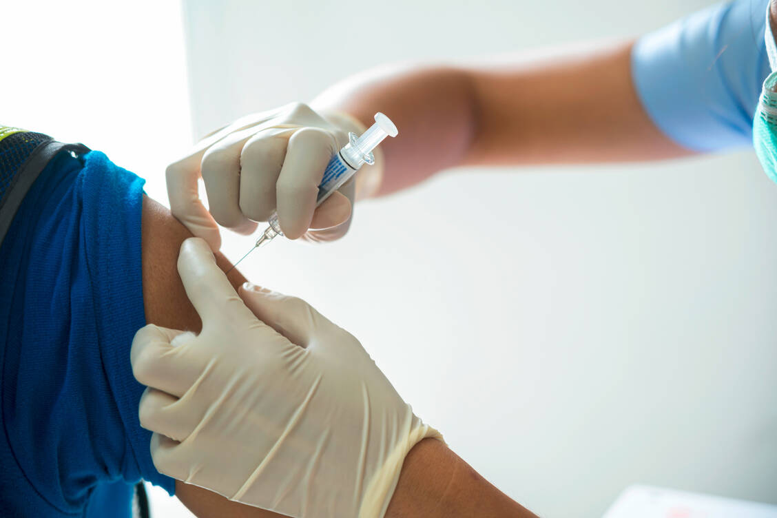 Bald können die ersten Grippeimpfungen in Praxen und Apotheken starten. Hersteller CSL Seqirus Deutschland startet diese Woche mit der Auslieferung der Impfstoffe an Großhandel und Apotheken. / © Getty Images/Kmatta