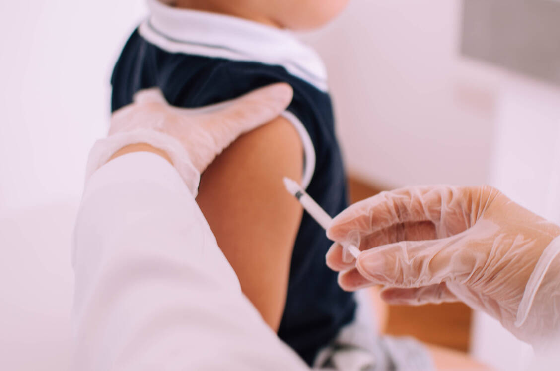 In der Phase-II/III-Studie des mRNA-Impfstoffs von Moderna (mRNA-1273) bei Kindern von sechs Monaten bis sechs Jahren erwies sich der Impfstoff nach Angaben des Herstellers als sicher.  / Foto: Getty Images/Karl Tapales
