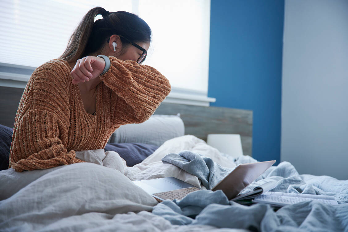 Zwischen der Infektion und dem Auftreten von Symptomen liegen bei einer Omikron-Infektion im Schnitt nur 3,42 Tage – das ist deutlich kürzer als bei der Alpha-Variante. / Foto: Getty Images/The Good Brigade