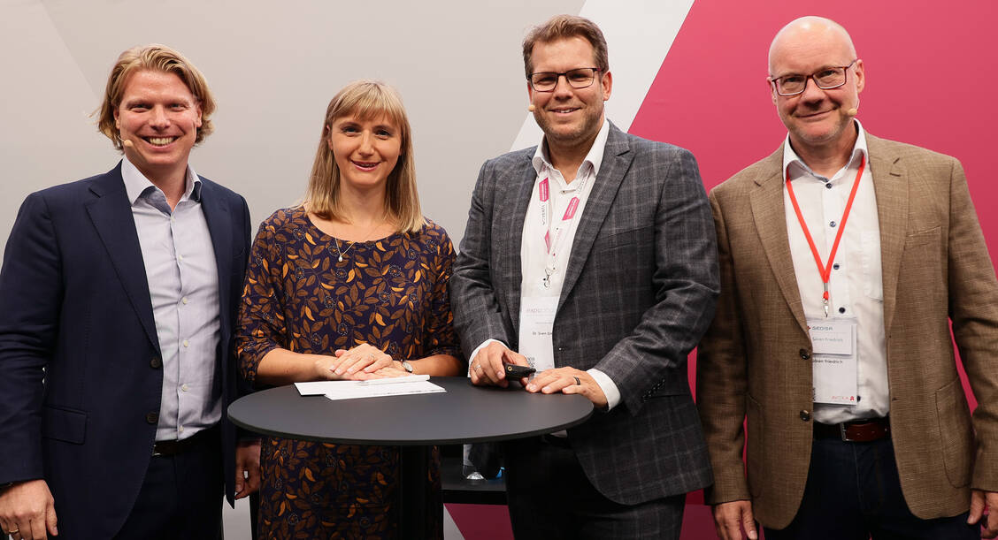 Jan-Florian Schlapfner vom Zukunftspakt Apotheke, PZ-Redakteurin Daniela Hüttemann, Sven Simons von »gesund.de« und Gedisa-Chef Sören Friedrich. / Foto: PZ/Alois Müller