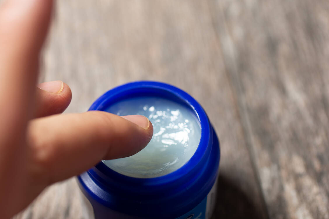 Bei Patienten beliebt sind Erkältungssalben mit Bestandteilen aus ätherischen Ölen wie Menthol. / Foto: Getty Images/Tonelson
