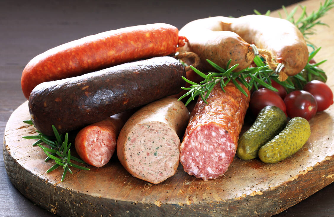 Zu viel Wurst und rotes Fleisch verändern das Bakterienspektrum im Darm zum Negativen hin. / Foto: Adobe stock/Tanja