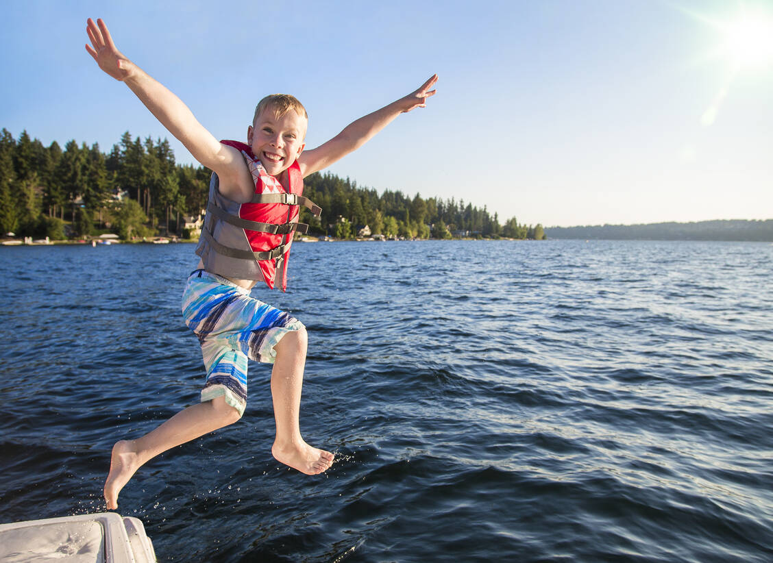 Damit das Baden nicht zur Gefahr wird, sollte man ein paar Regeln beachten... / Foto: Adobe Stock/ Brocreative